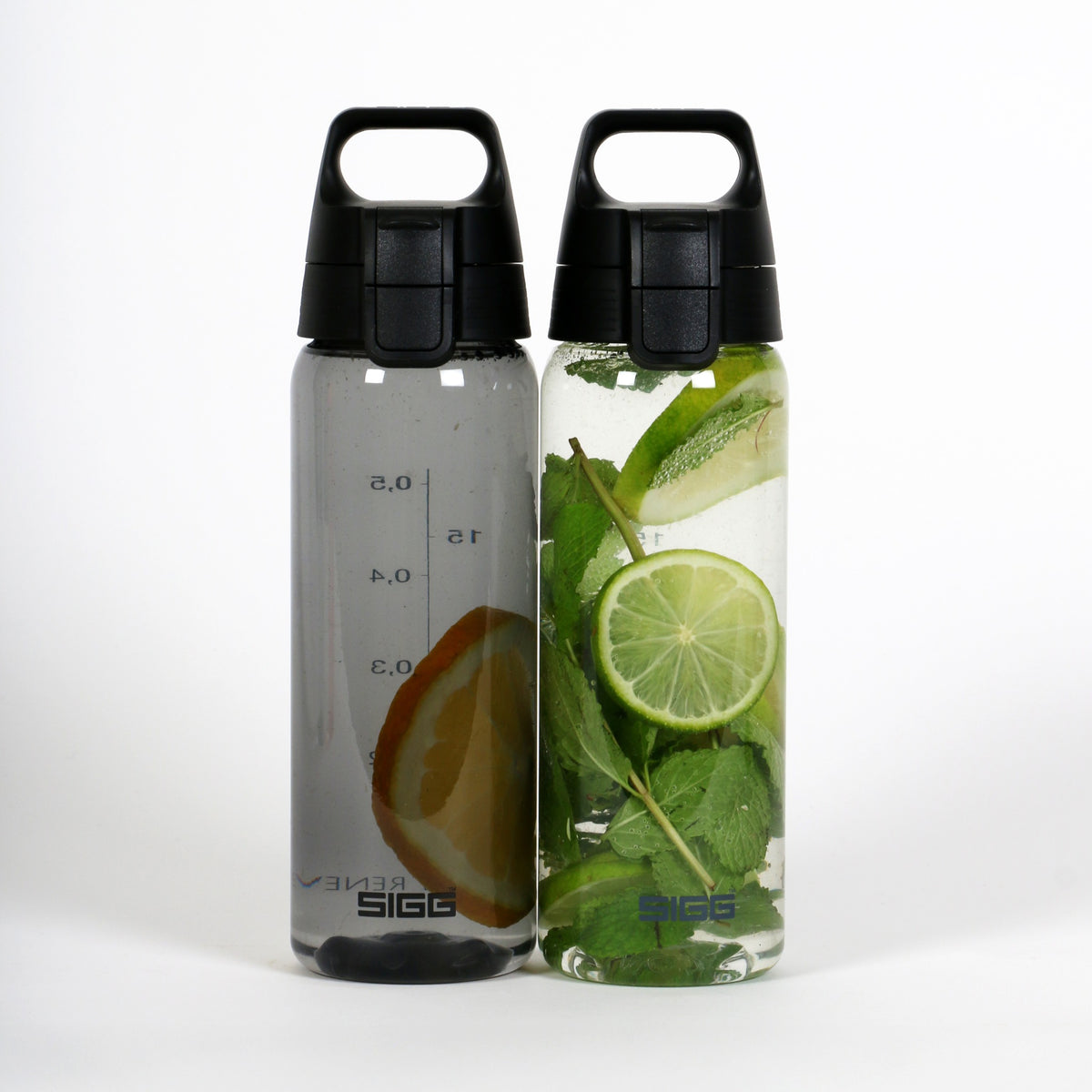 SIGG Total Color ONE Anthracite 0,6 l juomapullo, käytössä ulkona 2