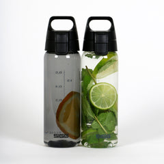 SIGG Total Color ONE Anthracite 0,6 l juomapullo, käytössä ulkona 2