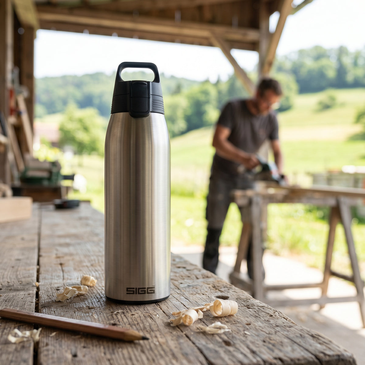 SIGG Shield Therm One termospullo Brushed 1,0 l, käytössä ulkona 2