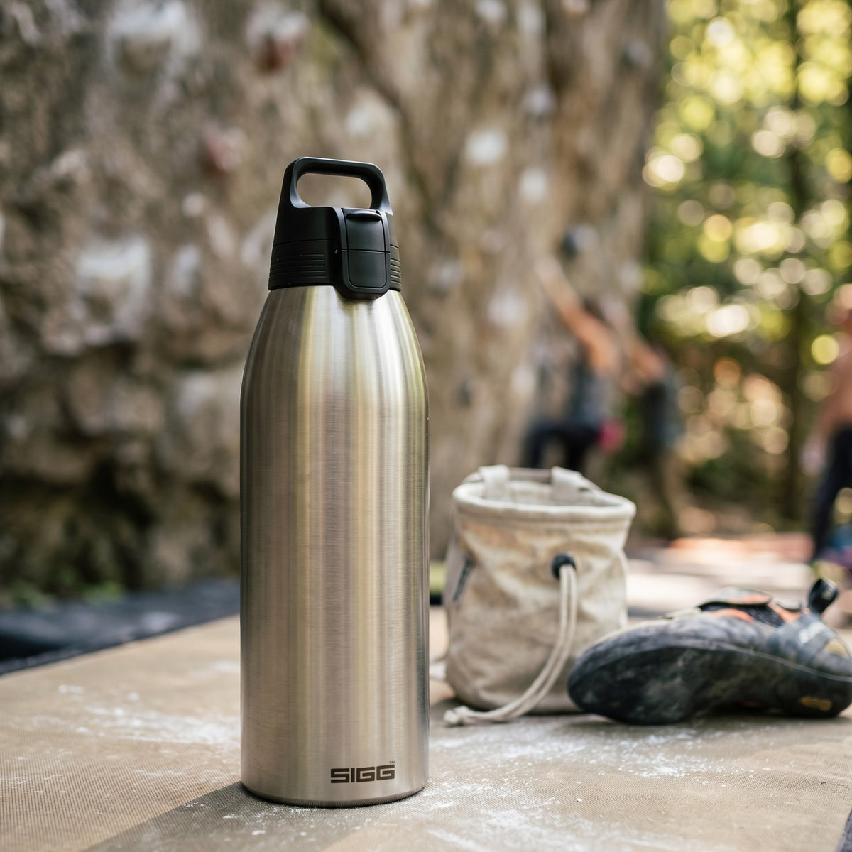 SIGG Shield Therm One termospullo Brushed 1,5 l, käytössä ulkona