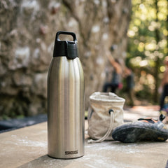 SIGG Shield Therm One termospullo Brushed 1,5 l, käytössä ulkona