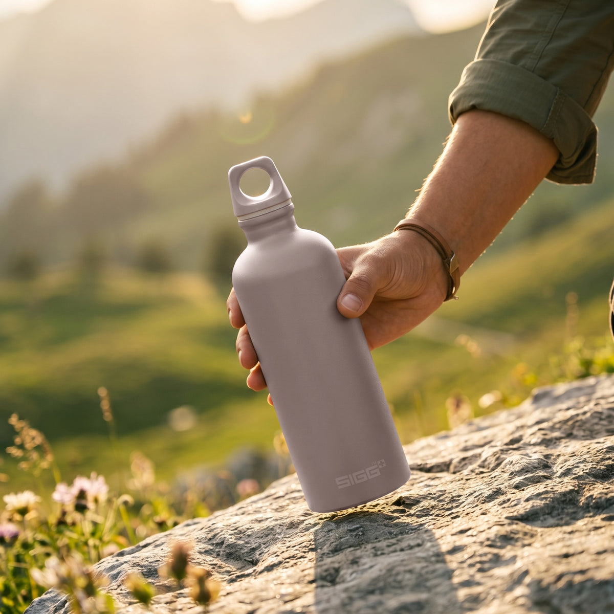 SIGG TRAVELLER JUOMAPULLO DUSK 0,6 l, käytössä ulkona