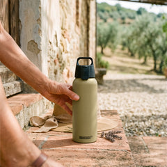 SIGG WMB ONE Caramel Sand juomapullo 1,0 l, käytössä ulkona
