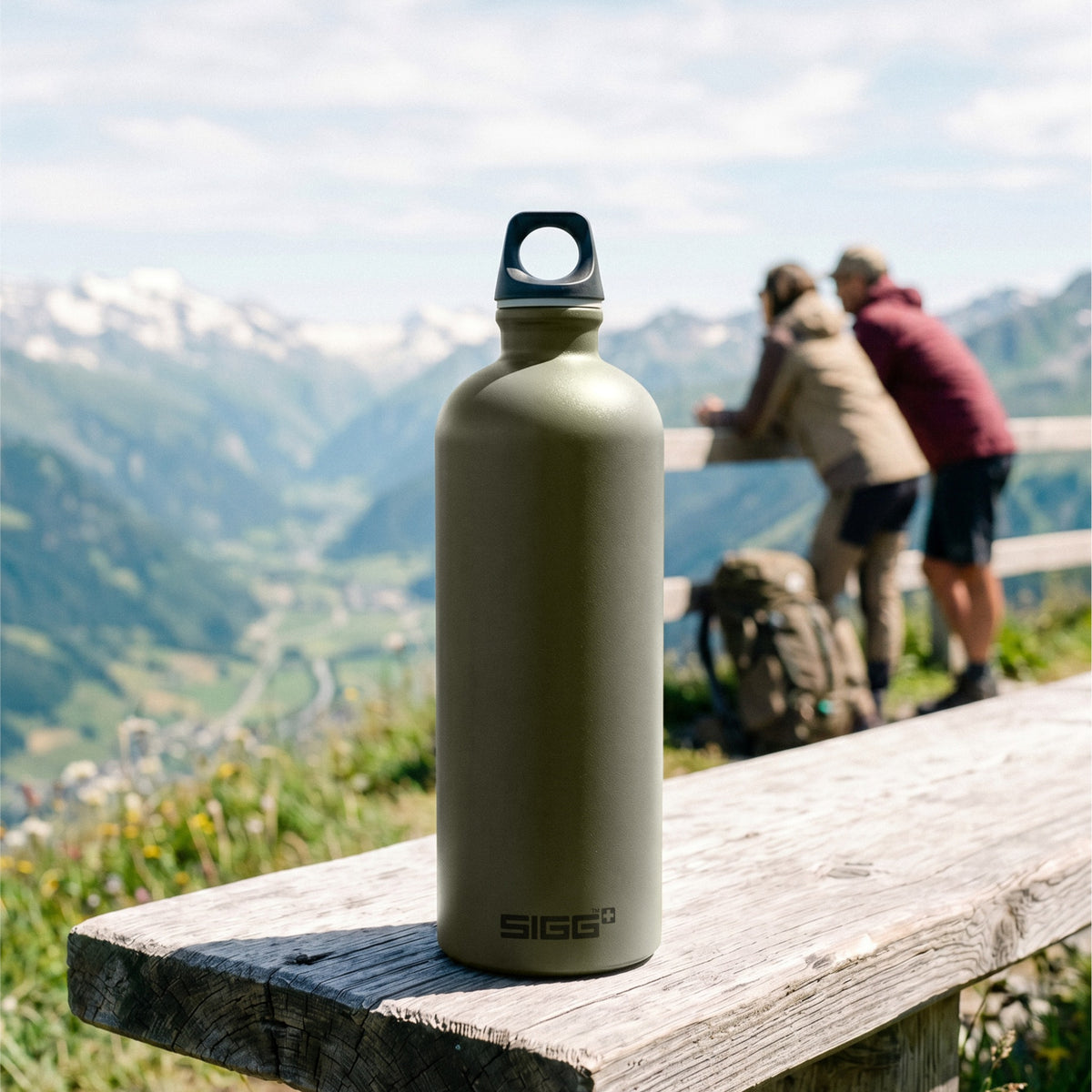SIGG Traveller Roasted Green 1,0 l juomapullo, käytössä ulkona