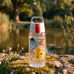 SIGG Viva One Winnie & Friends 0,5 l lasten juomapullo, käytössä ulkona