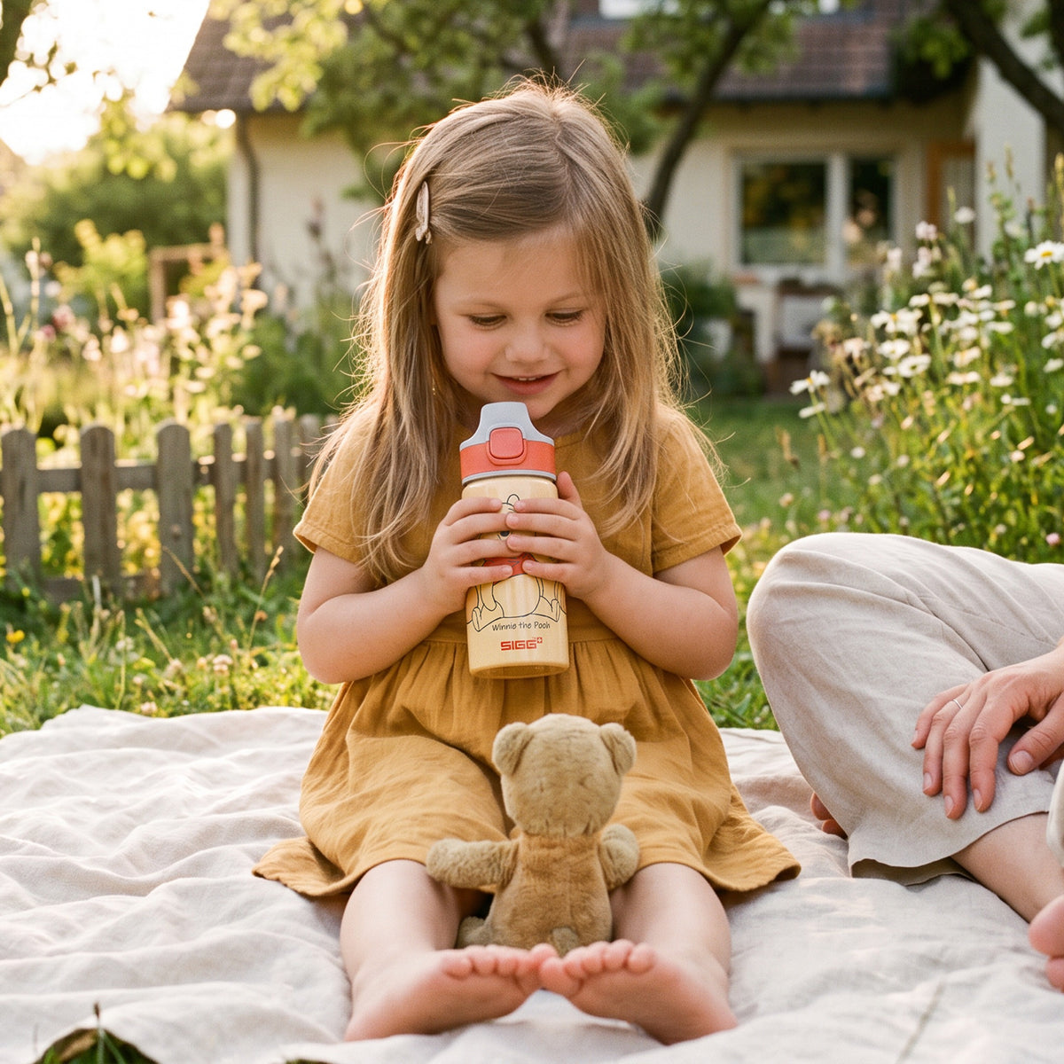 SIGG Miracle lastenpullo Winnie Honey 0,4 l, käyttökuva