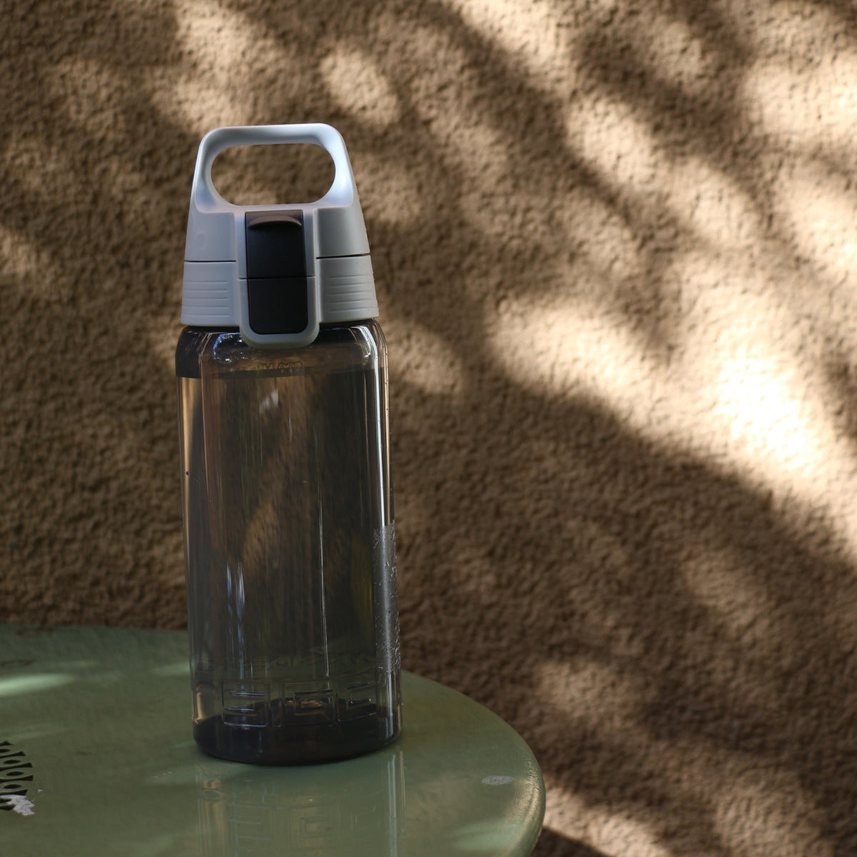 SIGG VIVA ONE Anthracite 0,5 l, käytössä ulkona 2