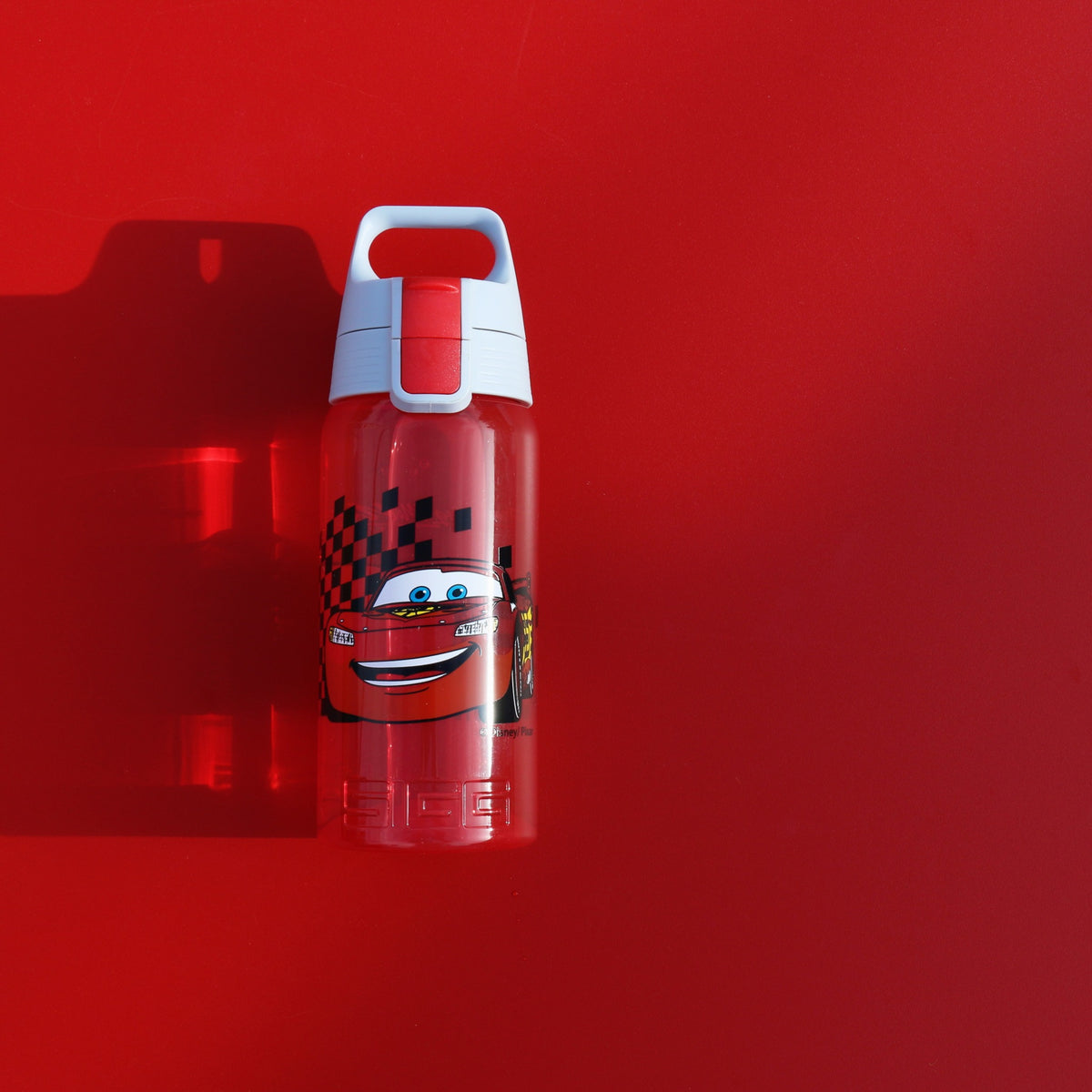SIGG VIVA ONE Cars 0,5 l, käytössä ulkona 2
