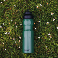 SIGG WMB SPORTS URHEILUPULLO LEAF GREEN TOUCH 0,75 l, käytössä ulkona
