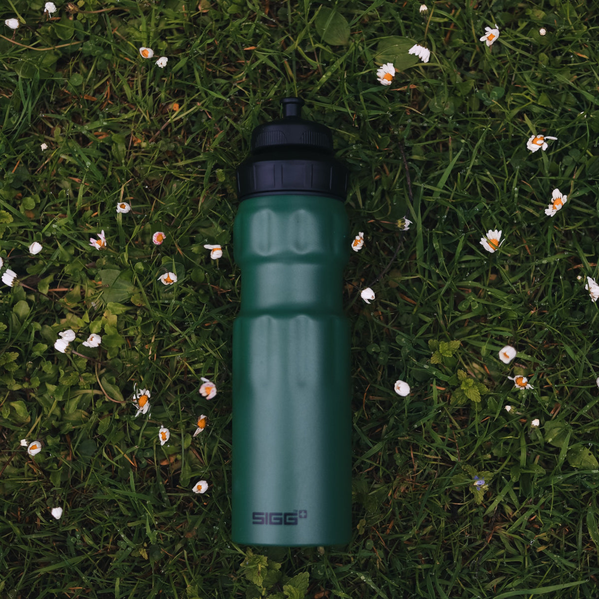 SIGG WMB SPORTS URHEILUPULLO LEAF GREEN TOUCH 0,75 l, käytössä ulkona 2