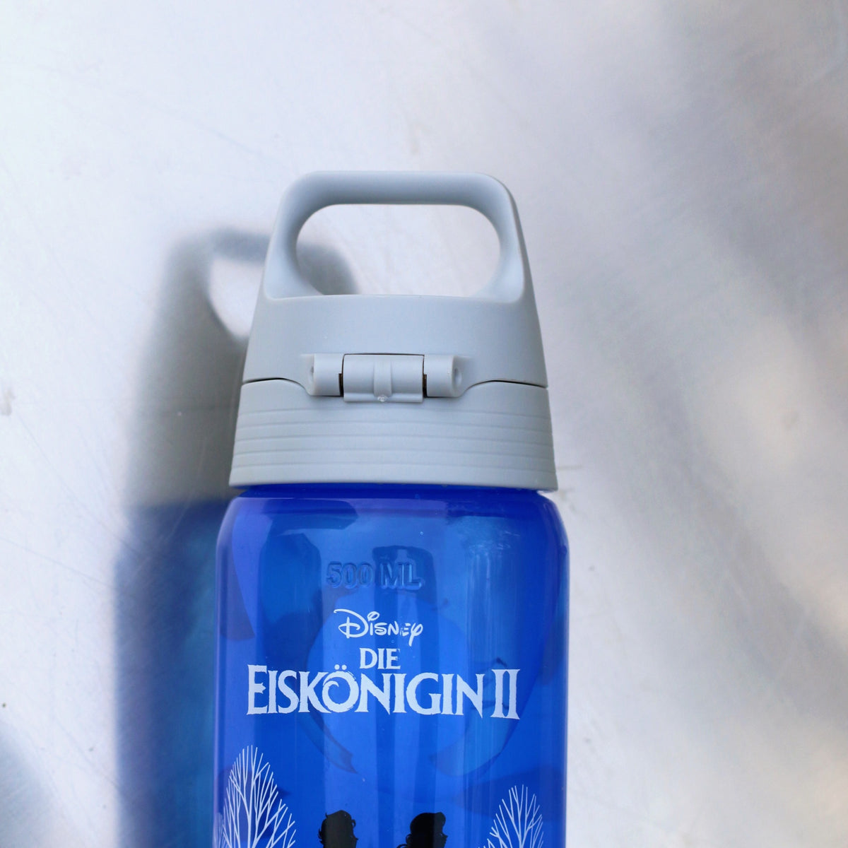 SIGG VIVA ONE Elsa ll 0,5 l, käytössä ulkona