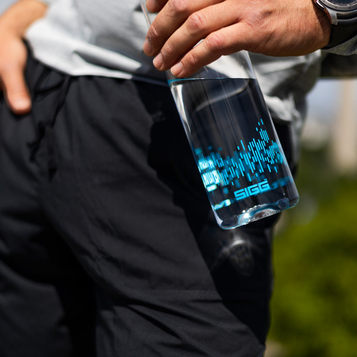 SIGG Total Clear One MyPlanet Aqua 0,75 l, käytössä ulkona