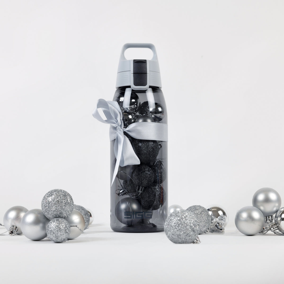 SIGG Total Color Anthracite 1,0 l, käytössä ulkona