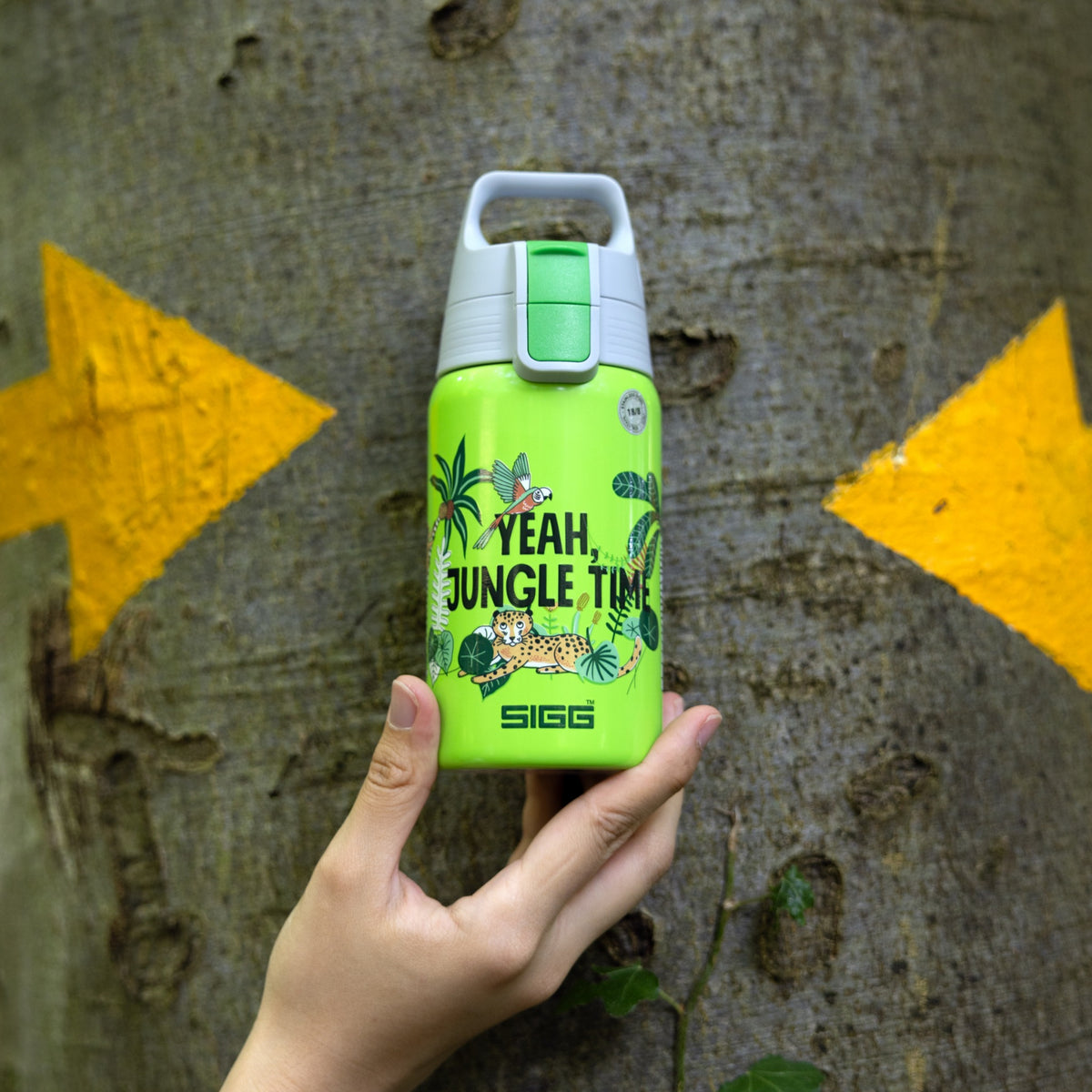 SIGG Shield One Jungle 0,5 l, käytössä ulkona