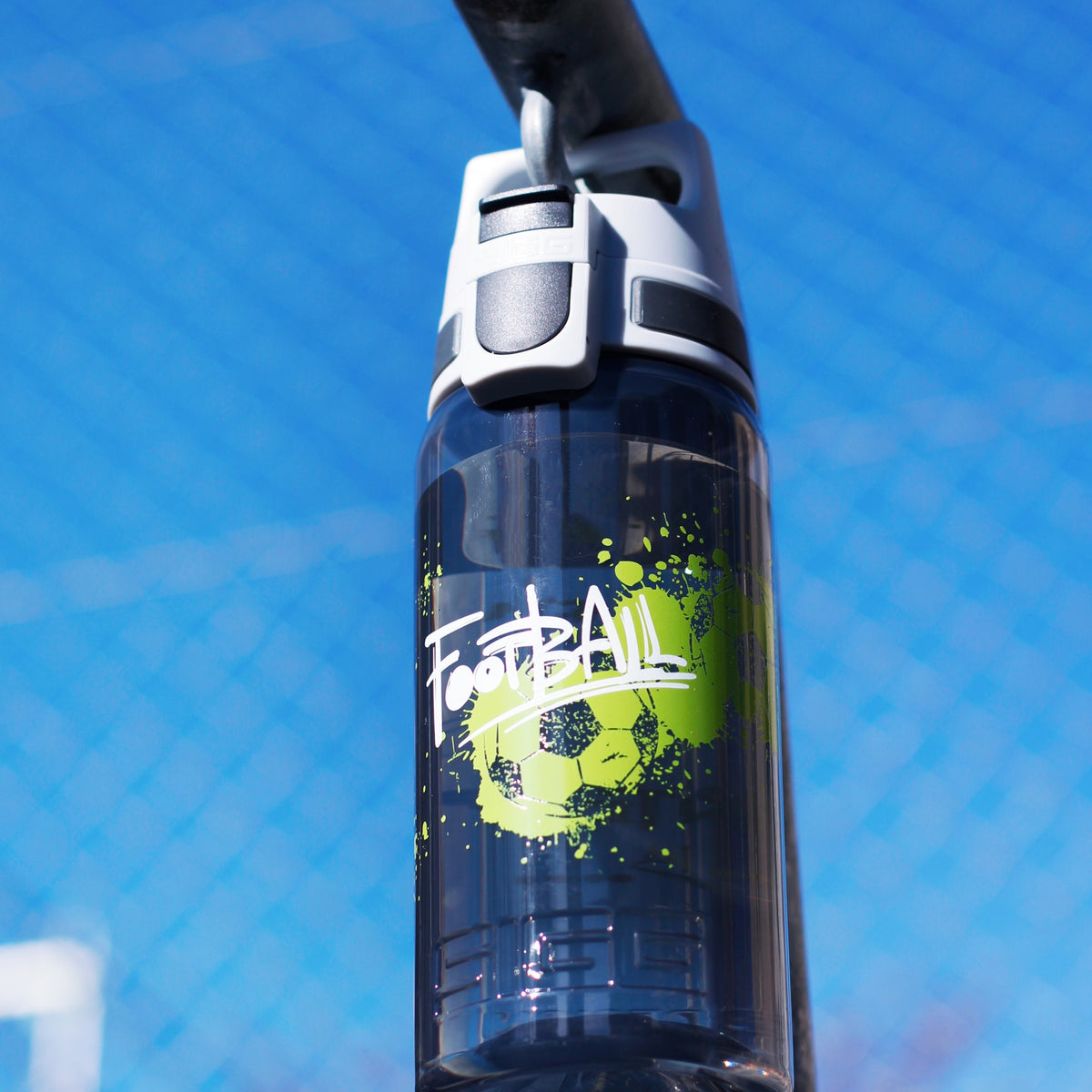 SIGG VIVA ONE Football Tag 0,5 l, käytössä ulkona